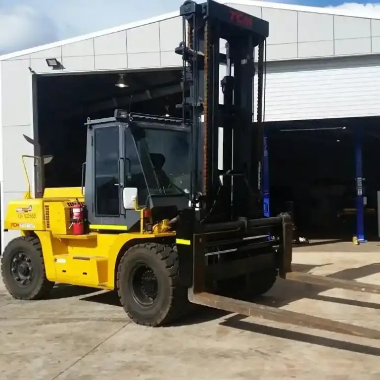 Arriendo de Grúa Horquilla 16 Ton. Komatsu en SK Rental con cobertura nacional.
